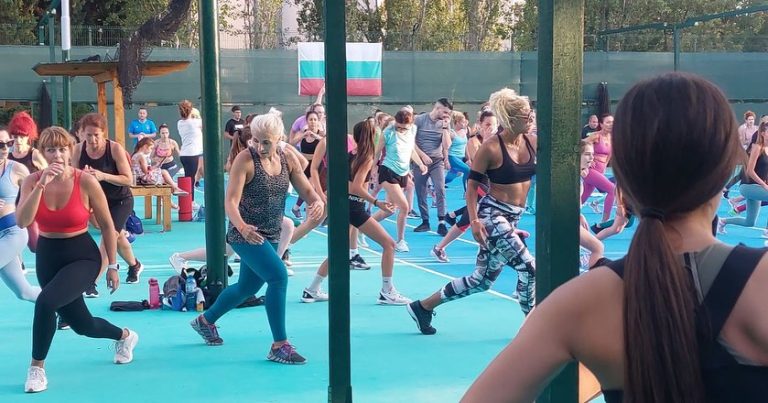 Групова тренировка на открито на корта в Тенис център Феникс