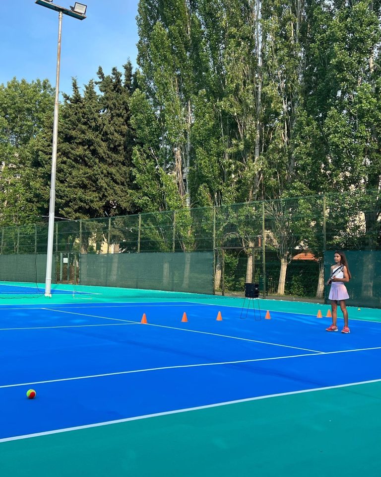 Детска тренировка по тенис с конуси в Тенис център Феникс